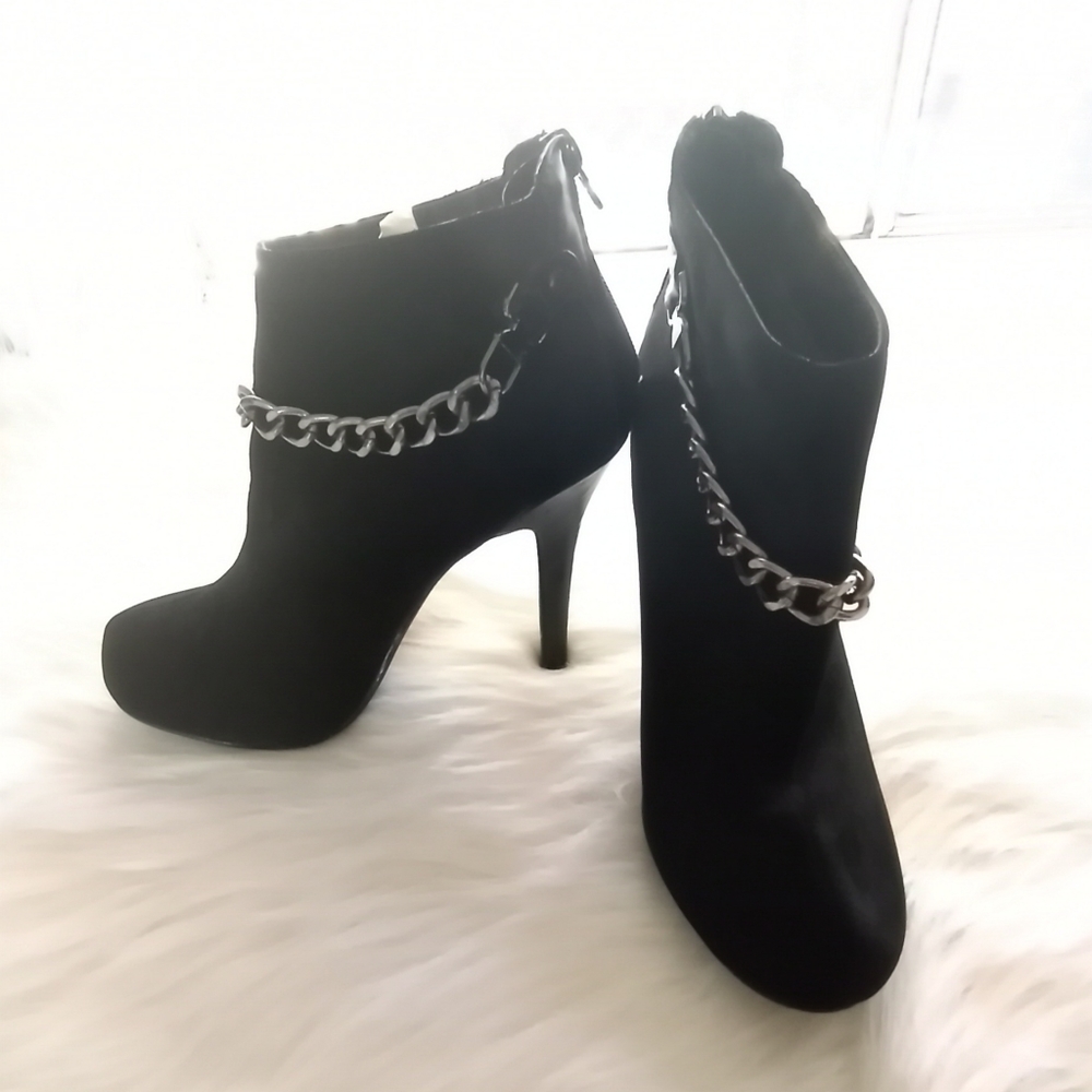 Madeline girl booties SZ, 7